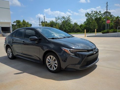 Used 2023 Toyota Corolla LE w/ LE Convenience Package FWD image 3