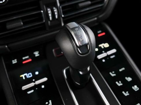Certified 2026 Porsche Macan AWD/4WD image 24