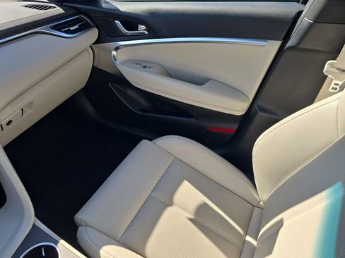 Used 2025 Genesis G70 2.5T image 15