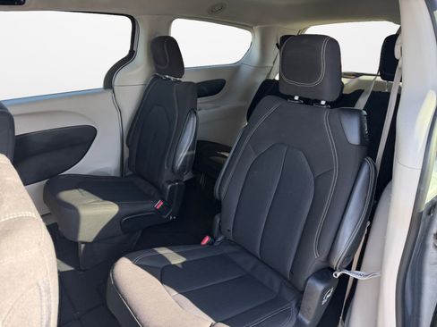 Used 2023 Chrysler Voyager LX image 13