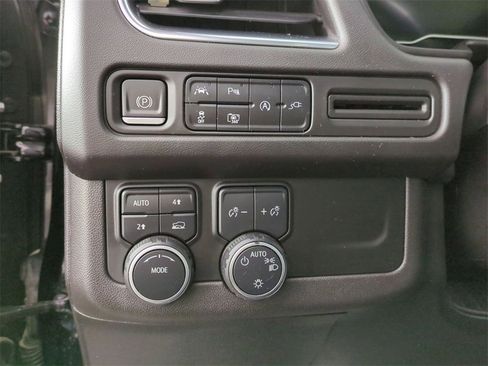 Used 2022 Chevrolet Suburban LT w/ Luxury Package image 18