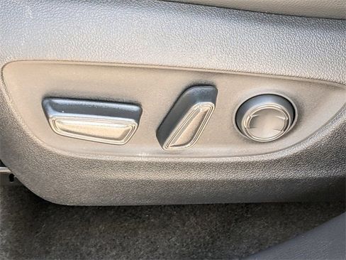 Used 2025 Toyota Highlander XLE image 18