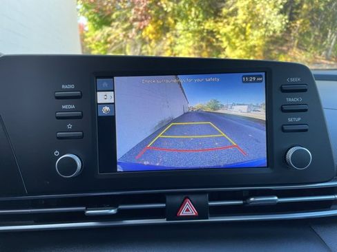 Used 2025 Hyundai Elantra SE image 19