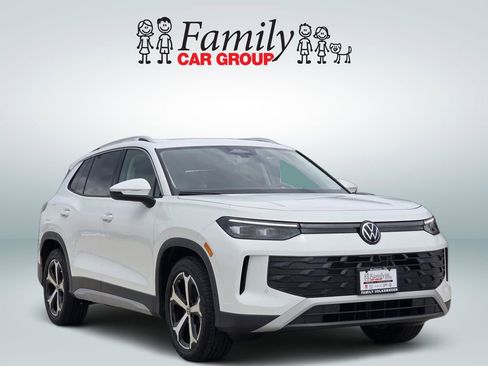 New 2026 Volkswagen Tiguan SE FWD image 2