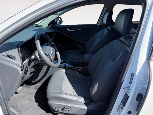 Used 2025 Kia Niro EX FWD image 10