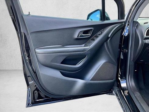 Used 2022 Chevrolet Trax LS image 18