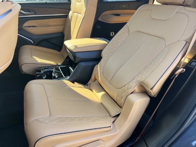 Used 2024 Jeep Grand Cherokee L Summit w/ Advanced Protech Group IV AWD/4WD image 23