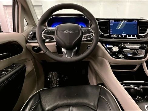Used 2024 Chrysler Pacifica Limited image 6