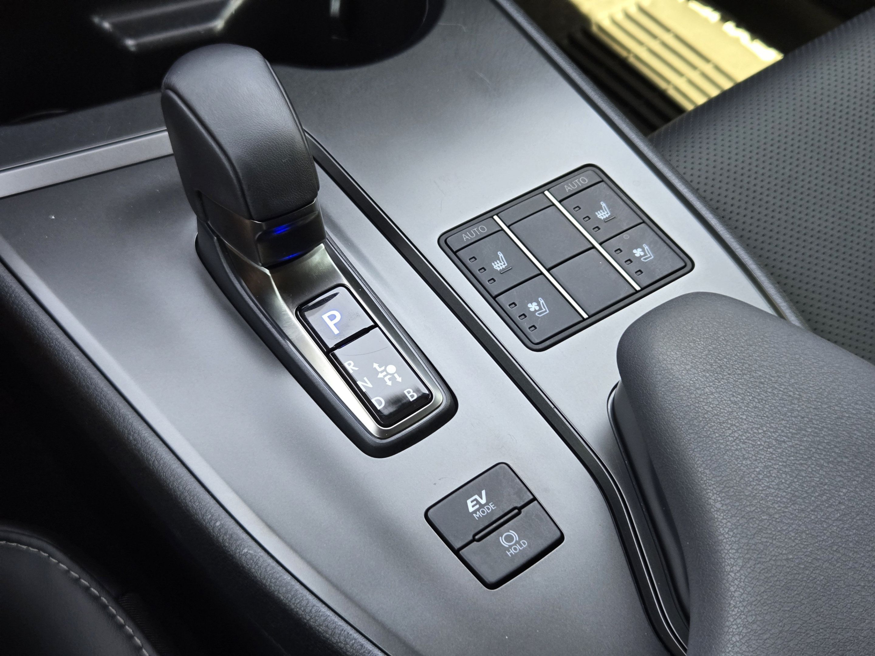 Used 2025 Lexus UX 300h FWD image 18