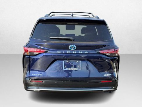 Used 2025 Toyota Sienna Limited image 6