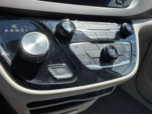 Used 2020 Chrysler Pacifica Touring w/ Cold Weather Group FWD image 19