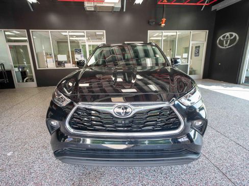 Used 2024 Toyota Highlander Limited FWD image 6