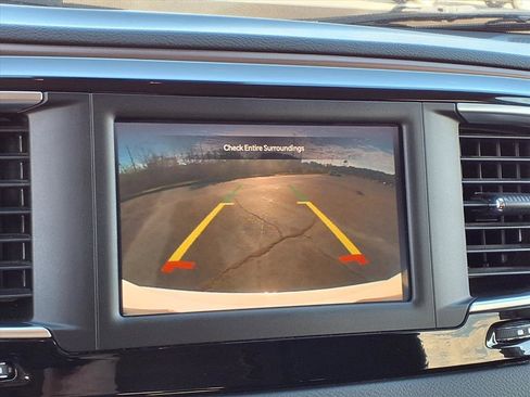 Used 2023 Chrysler Voyager LX image 9