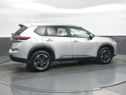 Used 2025 Nissan Rogue SV AWD/4WD image 2
