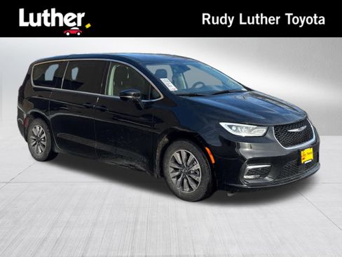 Used 2024 Chrysler Pacifica Select image 1