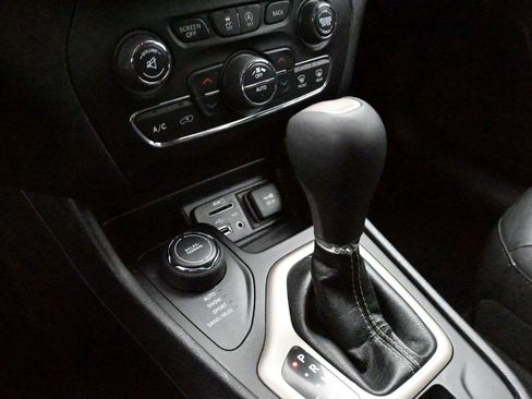 Used 2018 Jeep Cherokee Limited AWD/4WD image 5