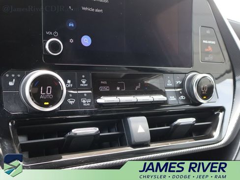 Used 2025 Toyota Highlander XSE AWD/4WD image 38