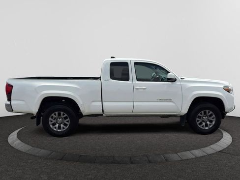 Used 2019 Toyota Tacoma SR5 AWD/4WD image 4