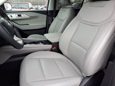 Used 2025 Ford Explorer Active w/ Active Comfort Package image 3