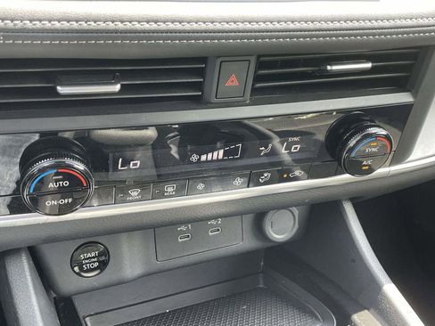 Used 2025 Nissan Rogue SV image 27