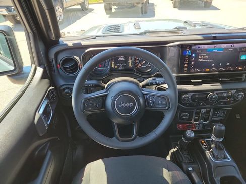Used 2026 Jeep Wrangler Unlimited Rubicon AWD/4WD image 8