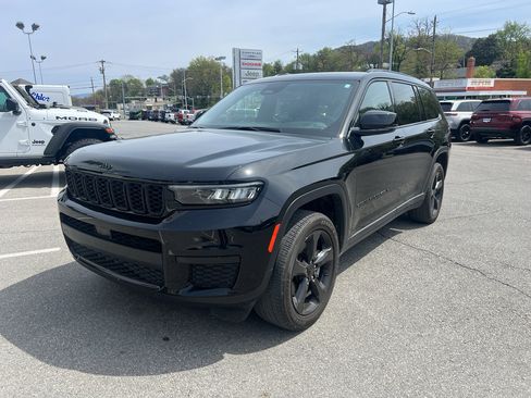 Used 2023 Jeep Grand Cherokee L Laredo image 1