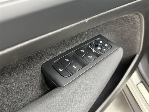 Certified 2025 Volvo XC40 B5 Plus image 11
