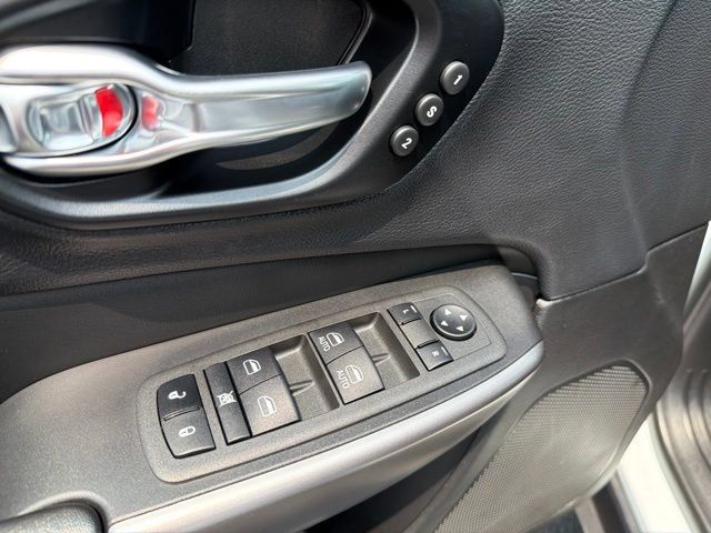 Used 2022 Jeep Cherokee Limited AWD/4WD image 12