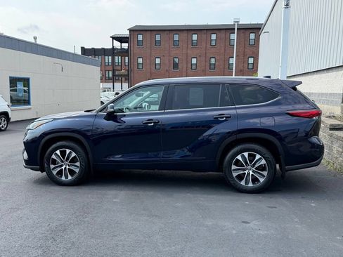 Used 2020 Toyota Highlander XLE AWD/4WD image 29
