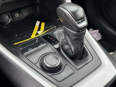 Used 2024 Toyota RAV4 SE image 10