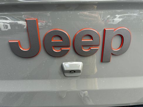 Used 2023 Jeep Gladiator Mojave AWD/4WD image 12