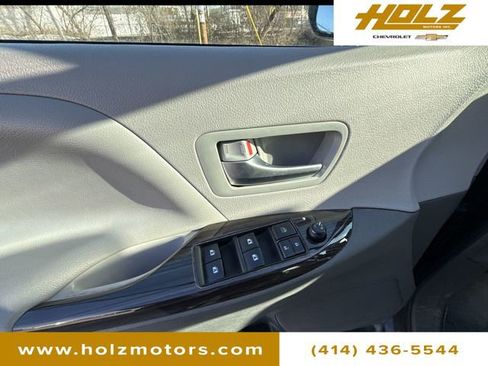 Used 2018 Toyota Sienna XLE image 16