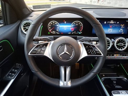 Certified 2025 Mercedes-Benz GLB 250 4MATIC image 21