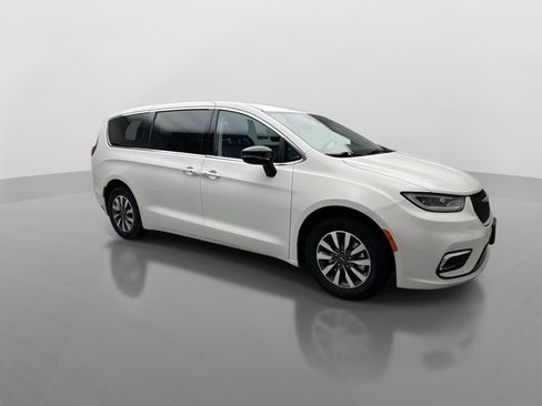 Used 2024 Chrysler Pacifica Limited FWD image 7