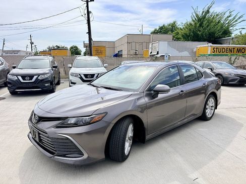 Used 2022 Toyota Camry LE w/ Convenience Package FWD image 4