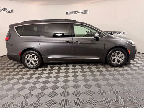 Used 2023 Chrysler Pacifica Limited FWD image 7