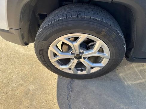 Used 2025 Jeep Compass Latitude w/ Sun & Sound Group AWD/4WD image 19