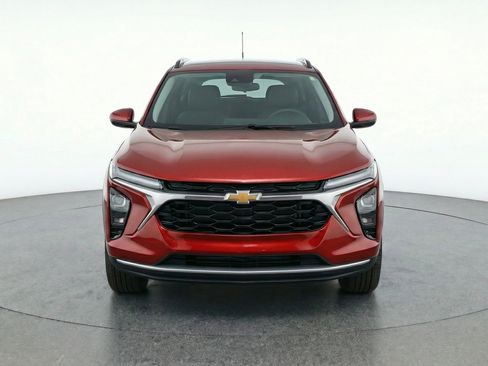 Used 2025 Chevrolet Trax LT image 2