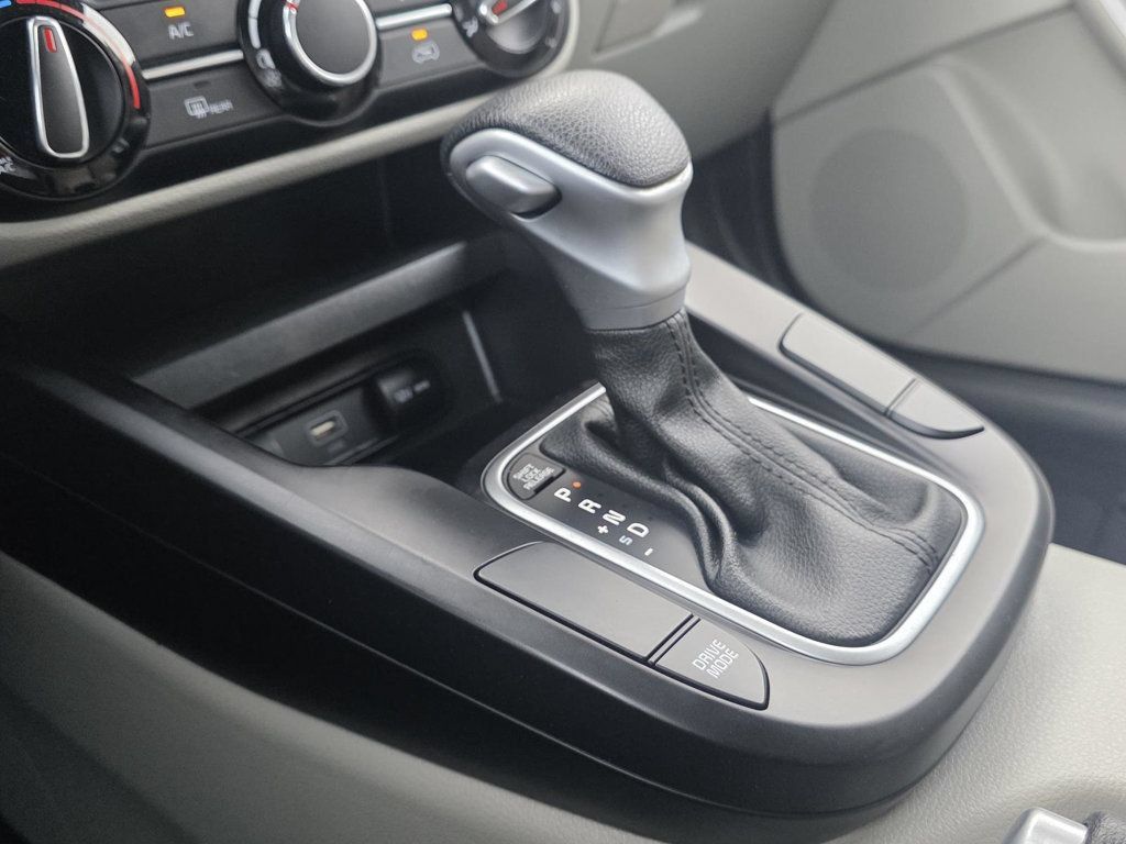 Used 2023 Kia Soul LX w/ LX Technology Package FWD image 17