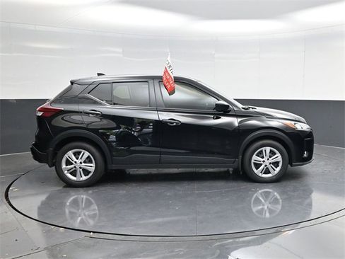 Used 2025 Nissan Kicks Play S image 2