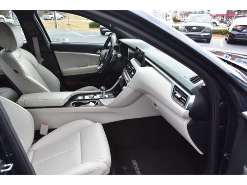 Used 2025 Genesis G70 2.5T image 14