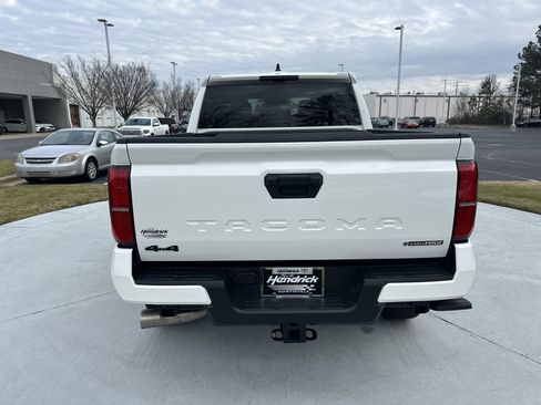 Certified 2025 Toyota Tacoma TRD Off-Road image 9