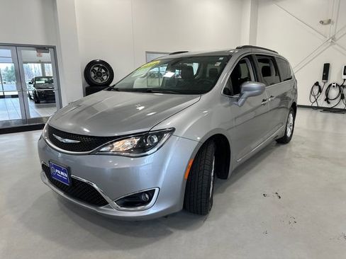 Used 2017 Chrysler Pacifica Touring-L image 10