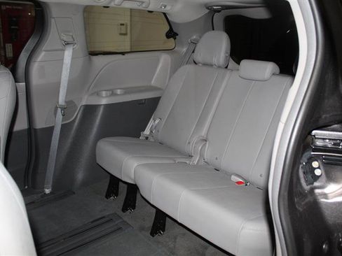 Used 2017 Toyota Sienna XLE w/ XLE Navigation Package FWD image 29