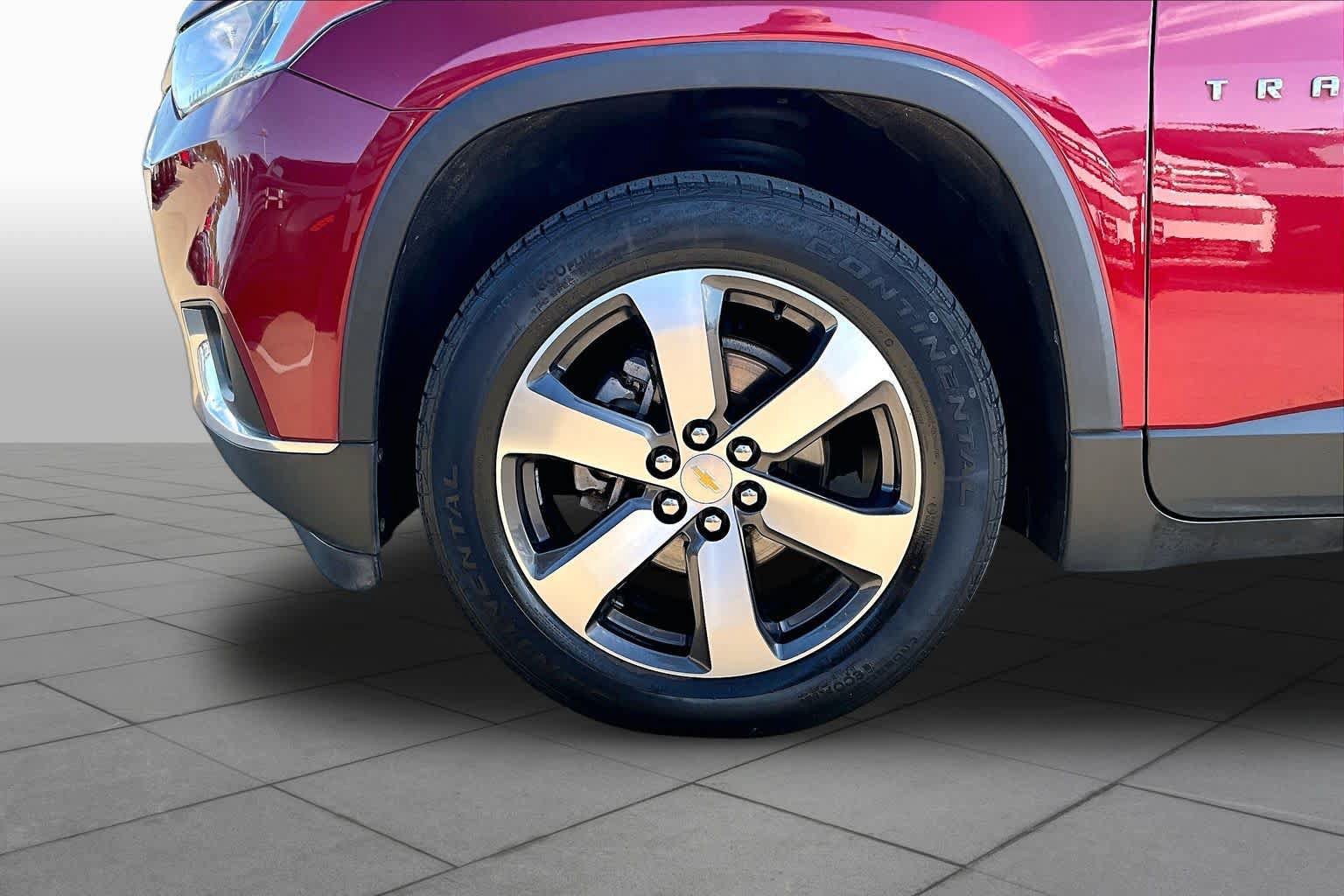 Used 2020 Chevrolet Traverse LT w/ LT Premium Package FWD image 9
