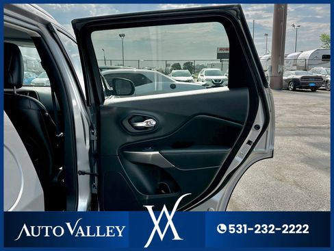 Used 2019 Jeep Cherokee Limited image 23