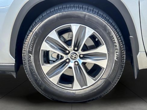 Certified 2021 Toyota Highlander XLE FWD image 26
