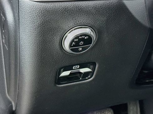 Used 2025 Mercedes-Benz GLC 300 4MATIC image 11