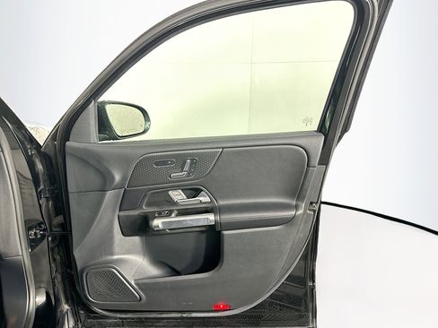 Used 2025 Mercedes-Benz GLB 250 4MATIC image 34