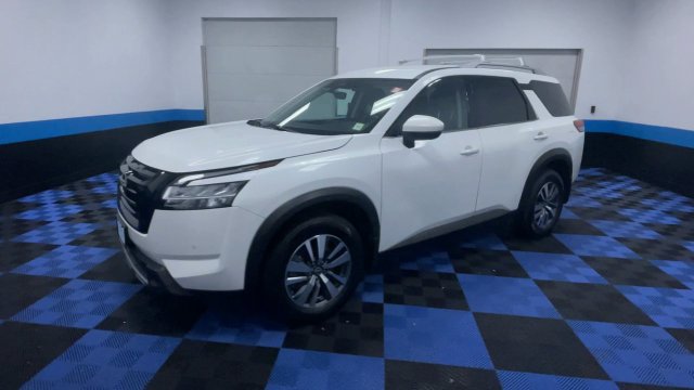Used 2024 Nissan Pathfinder SL w/ Black Appearance Package AWD/4WD image 4